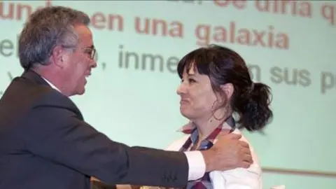 Teresa Gómez rep el premi tinent d'alcaldia  d'Àvila, Félix Olmedo.