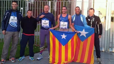 Els sis participants reivindicant nacionalitat.