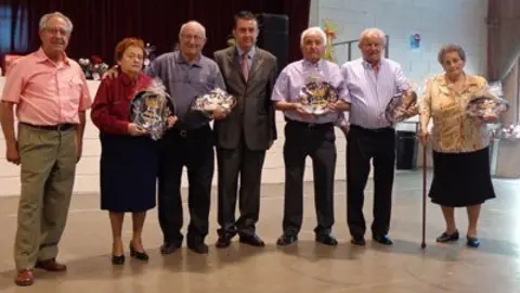    L&#39;alcalde Melcior Claramunt amb amb el veïns de vuitanta anys.                                                      