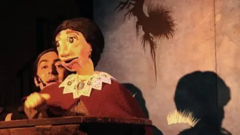 Imatge de l'espectacle La missa de Sant Ximplí de Teatre de Butxaca.