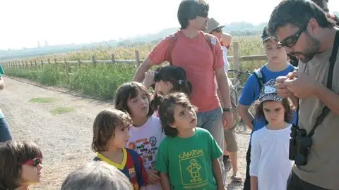 Els petits bocabadats amb l'estudi dels ocells.
