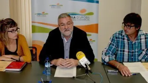 El president Francesc Fabregat i els responsables del servei de mediació.