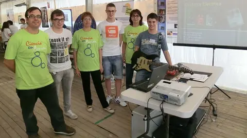 Els professors i alumnes que va assistir a la final del concurs.