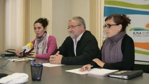 Francesc Fabregat va presentar els tallers, acompanyat de les responsables de Joventut.
