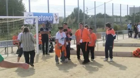 Imatge de la competició de petanca de l&#39;equip d&#39;ACUDAM.