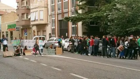 Els joves estudiants van seure a la carretera impedint el transit de vehicles.