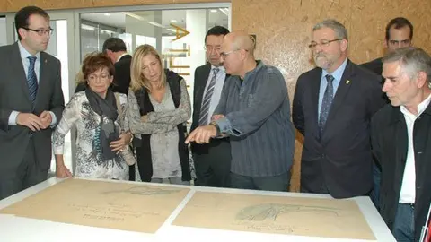 La vicepresidenta del Govern Joana Ortega observa els documents.