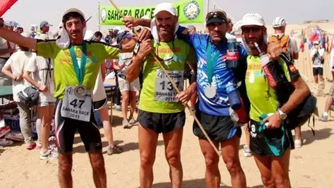 Romero amb els companys de competició al Sahara.