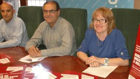 El regidor Josep Lavín amb els responsables de la Marató.