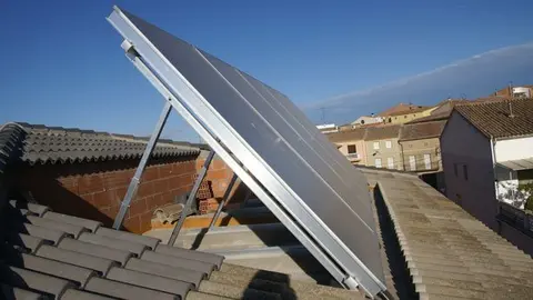 Plaques solars instal·lades a la taulada de l&#39;habitatge.      