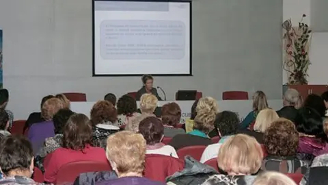 Imatge de una de les ponències de la Jornada de Dones Rural.s