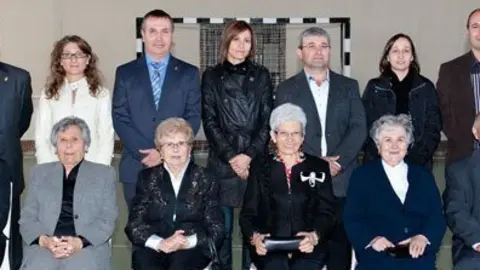 Joan Ramon Sangrà i el membres del consistori amb els homenatjats.