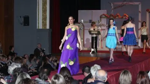Imatge dels participants en la categoria de moda actual.