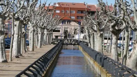 Imatge de la tercera sèquia i l'antiga casa dels enginyers, ara ACUDAM.