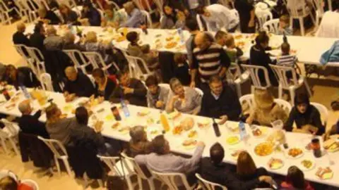 Castellnou de Seana celebra la castanyada amb una gran participació popular.