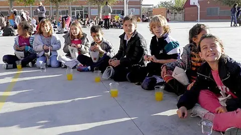 Els alumnes van poder menjar castanyes i gaudir de la festa.