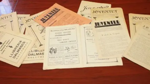 Els exemplars de la revista Joventut, cedits al'Ajuntament de Mollerussa.