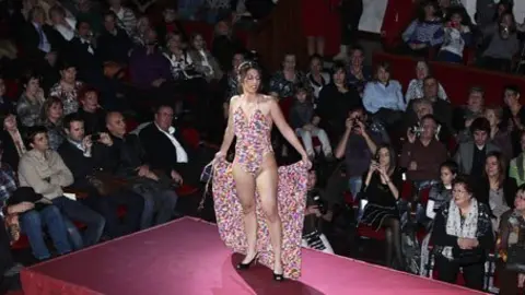 Imatge de l'edició del 2011 del Concurs de Vestits de Paper.