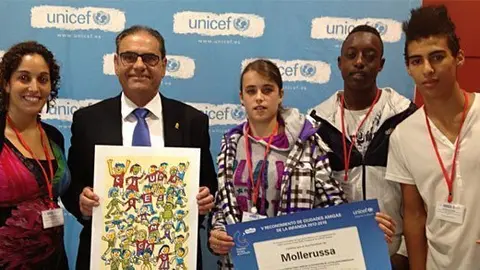 El regidor Josep Lavín, l'educadora, Montse Ruíz, i alumnes de l'EJI.