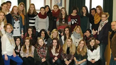 Els alumnes acompanyats de les regidores Tere Grañó, i Rosalia Carnicé.