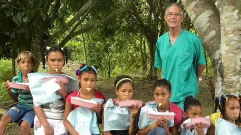  El Dr. Vicente Lozano en un dels programes de cooperació.                 
