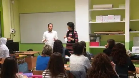 L&#39;Educador Social Oscar Gallinat impartint la xerrada.