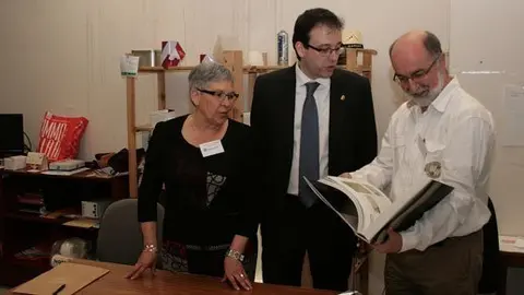 Marc Solsona obsequia als sardanistes amb la Història Gràfica de Mollerussa.