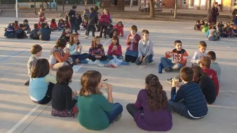 Els escolars van preparar el seu propi berenar que van menjar al pati.