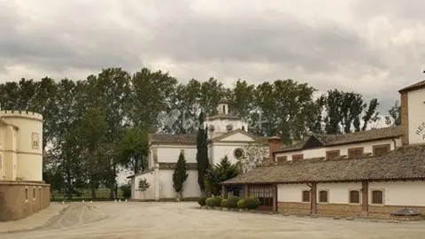 Imatge del complex del Castell del Remei, restaurant, ermita, i castell.