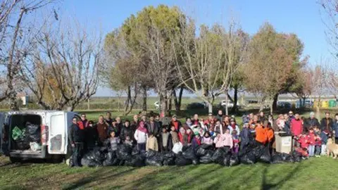 Escolar i famílies van participar en la neteja del Parc de La Serra.