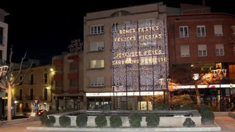 Il·luminació que presideix  la plaça de l&#39;Ajuntament.