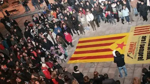 La comunitat educativa, families i administració local es concentren.