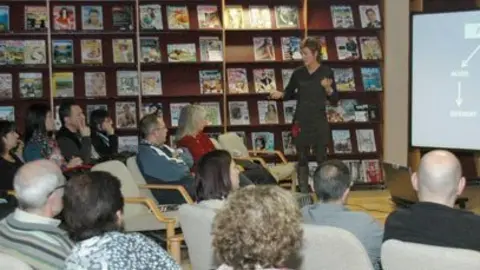 Cristina Simó en un moment de la seva xerrada a la Biblioteca Comarcal.