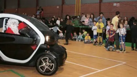 El Pare Noel, aquest any va arribar amb un cotxe elèctric Renault.