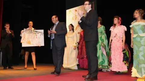 Marc Solsona va lliurar el Didal d&#39;Or a la família de Concepcion Arias.