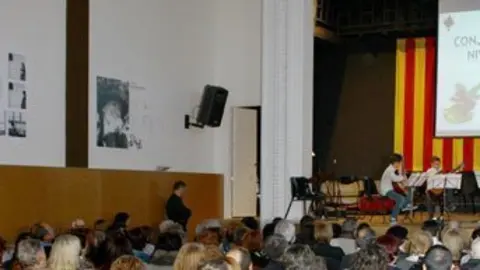Els alumnes de guitarra en un moment del Concert de Nadal.