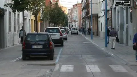 Zona blava del carrer Arbeca en el centre comercial de Mollerussa.