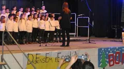 Els alumnes de l'Escola Sant Miquel de Miralcamp en el concert de Nadal.