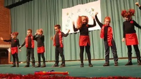 Coreografies i cançons van protagonitzar la festa dels escolars.