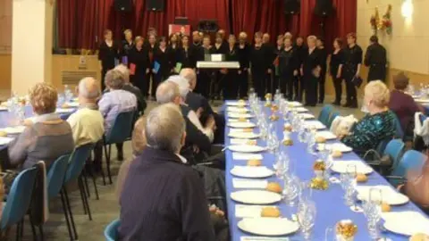 Els usuaris de la Llar de Jubilars van gaudir de la música de l&#39;Orfeó  Renaxença.