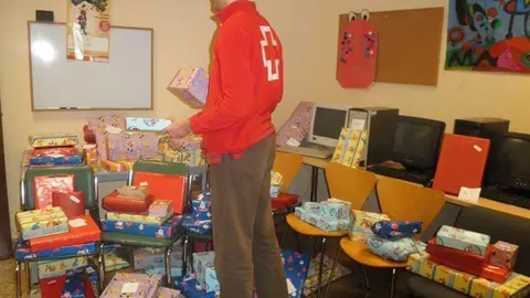 Els voluntaris de Creu Roja preparen les joguines de la campanya.