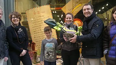 El president Àlex Català lliure el premi a l&#39;establiment Petit i Bonic.