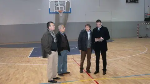 L'alcalde Marc Solsona i el regidor d'esports Jordi Pérez visiten el pavelló.