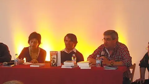 Joan Ventura, al centre de l'imatge, en un acte de presentació del seu llibre.