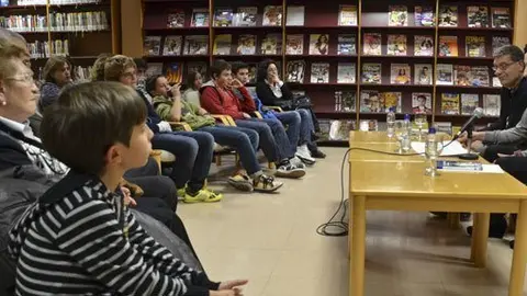 Acte de presentació del llibre Una història d'amor a la Biblioteca Jaume Vila.
