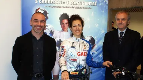 Antoni Fo i Pep Vega amb la ciclista Mercè Petit en la presentació.