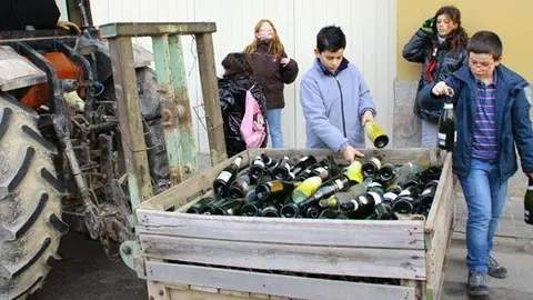 Els escoltes van recollir vuit palets d&#39;ampolles, en els domicilis d&#39;Ivars.