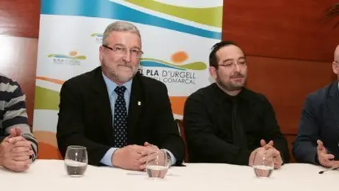 El president Francesc Fabregat amb el guanyador, i el convidat Isidre Esteve.