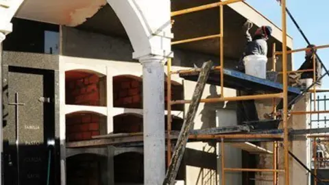 Obres de l'ampliació de nínxols al cementiri del Palau d'Anglesola.