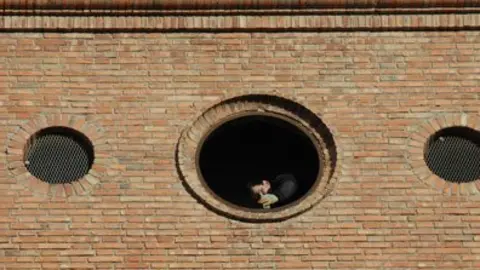 Imatge de la façana principal on es troba el rellotge que es va reparar.